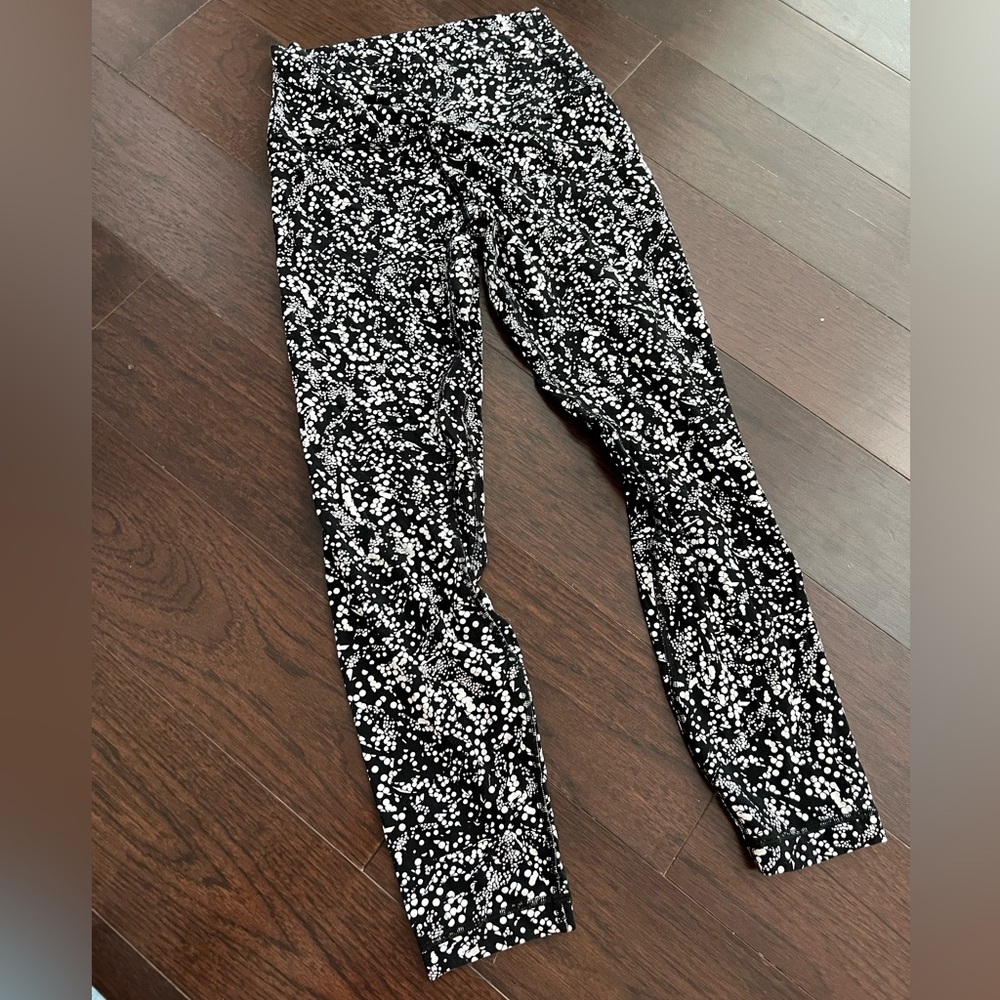 Lululemon leggings size 6. Incredibly soft!